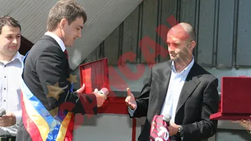 Chivu a dezvelit statuia tatalui sau