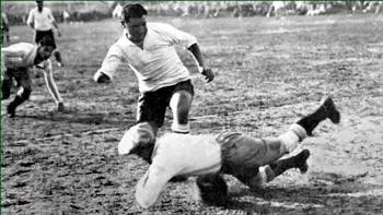 Uită de Maradona: povestea primului fotbalist care a înscris golul decisiv la Cupa Mondială, fără o mînă