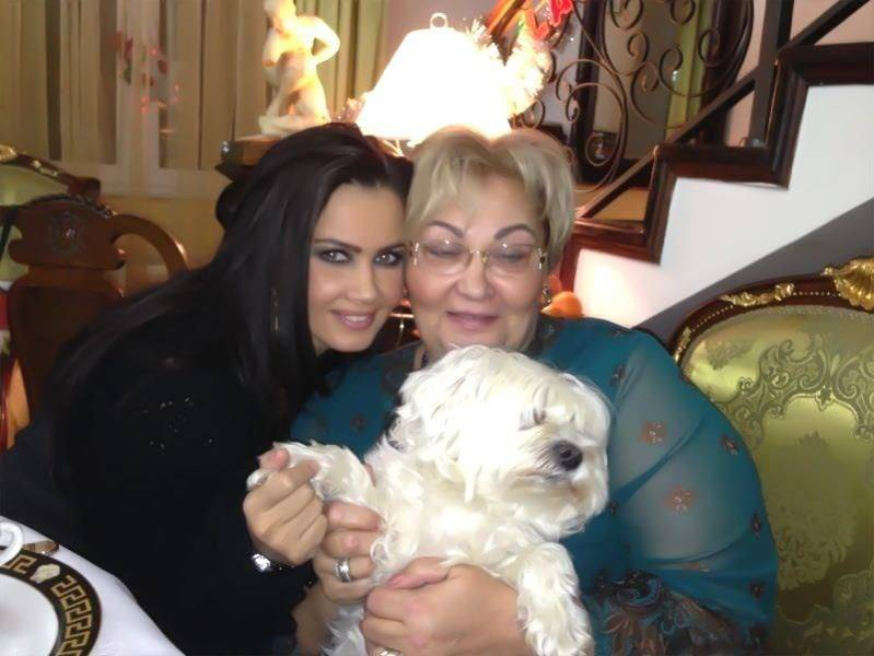 Oana Zăvoranu face parastas la 3 ani de la moartea mamei sale. Când va avea loc și care sunt regulile stricte din ziua pomenirii