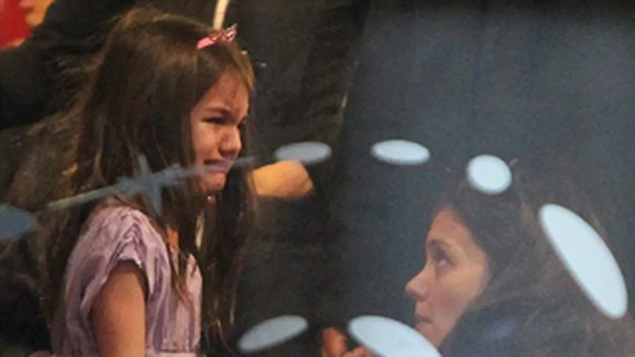 Fata lui Tom Cruise a plans de-a rupt intr-un magazin de jucarii. Vezi de ce s-a suparat Suri!