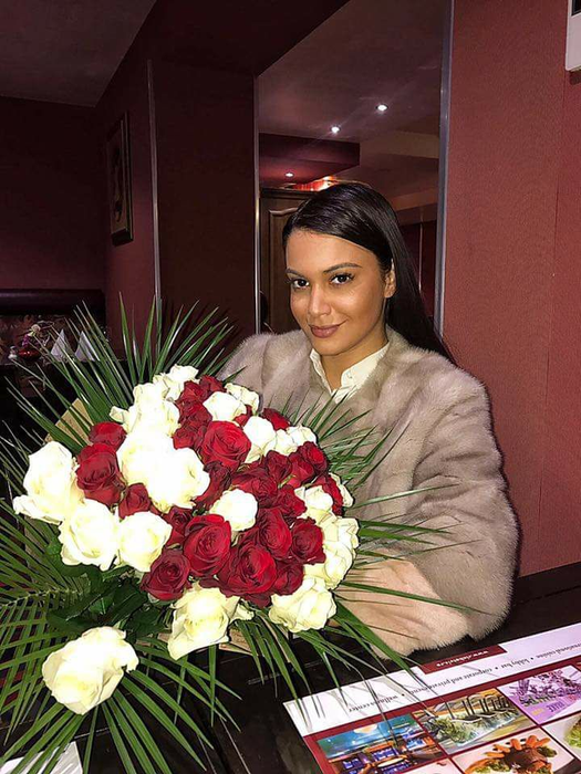 BETTY SALAM şi-a schimbat look-ul cu o pereche de ochelari! Uite cum arată acum cântăreaţa