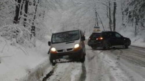 O maşină a fost aruncată în râpă, iar doi oameni au murit!