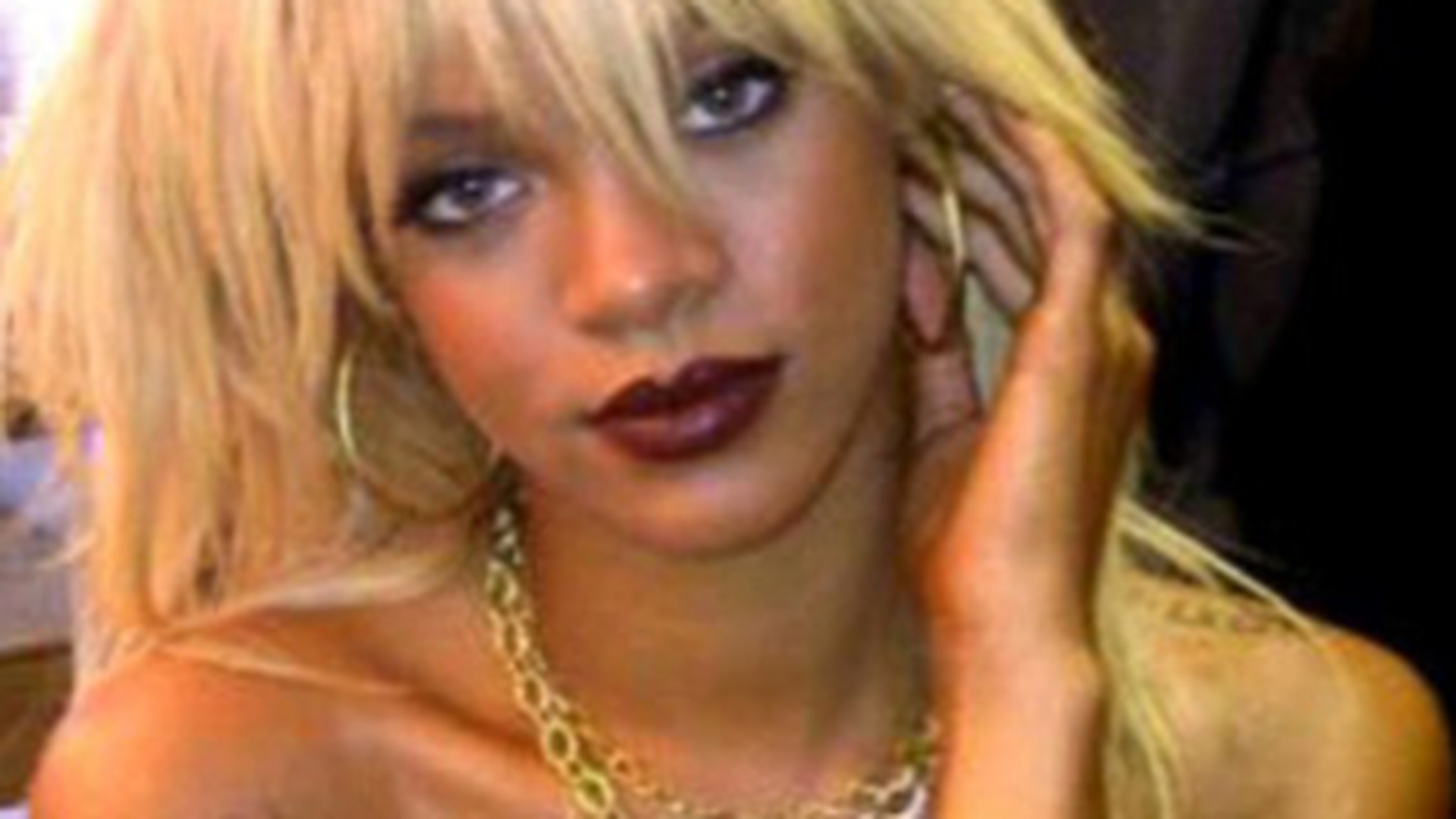 Rihanna, fata cu parul... balai! Cantareata s-a vopsit blonda