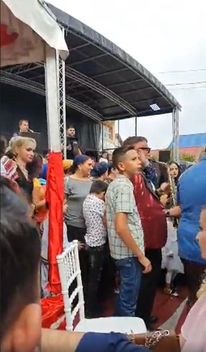 Nicolae Guță și Armin Nicoară, în mijlocul invitaților la o nuntă în Potcoava unde nu s-a ținut cont de nicio măsură împotriva noului coronavirus. S-au dat amenzi de 125.000 de lei