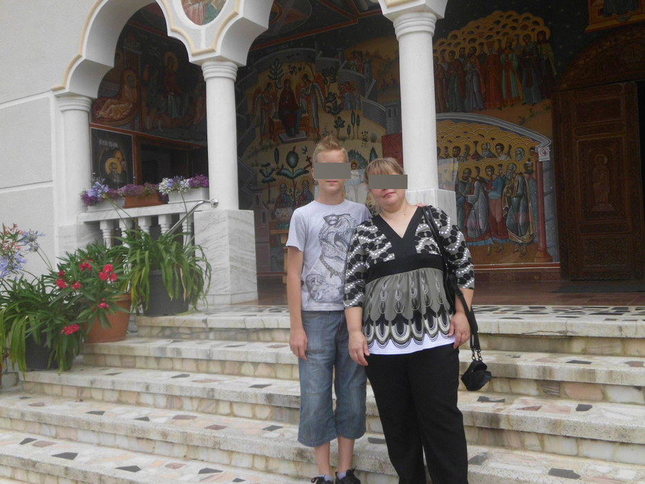 Fiul e condamnat la moarte, iar ea e râde cu gura până la urechi. Imagini revoltătoare cu mama lui Ionuţ Gologan