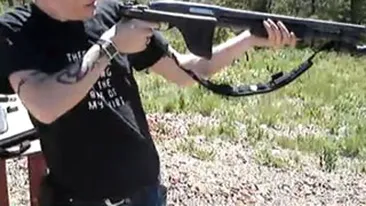 VIDEO Si-a spart dintii, in timp ce tragea cu pusca!