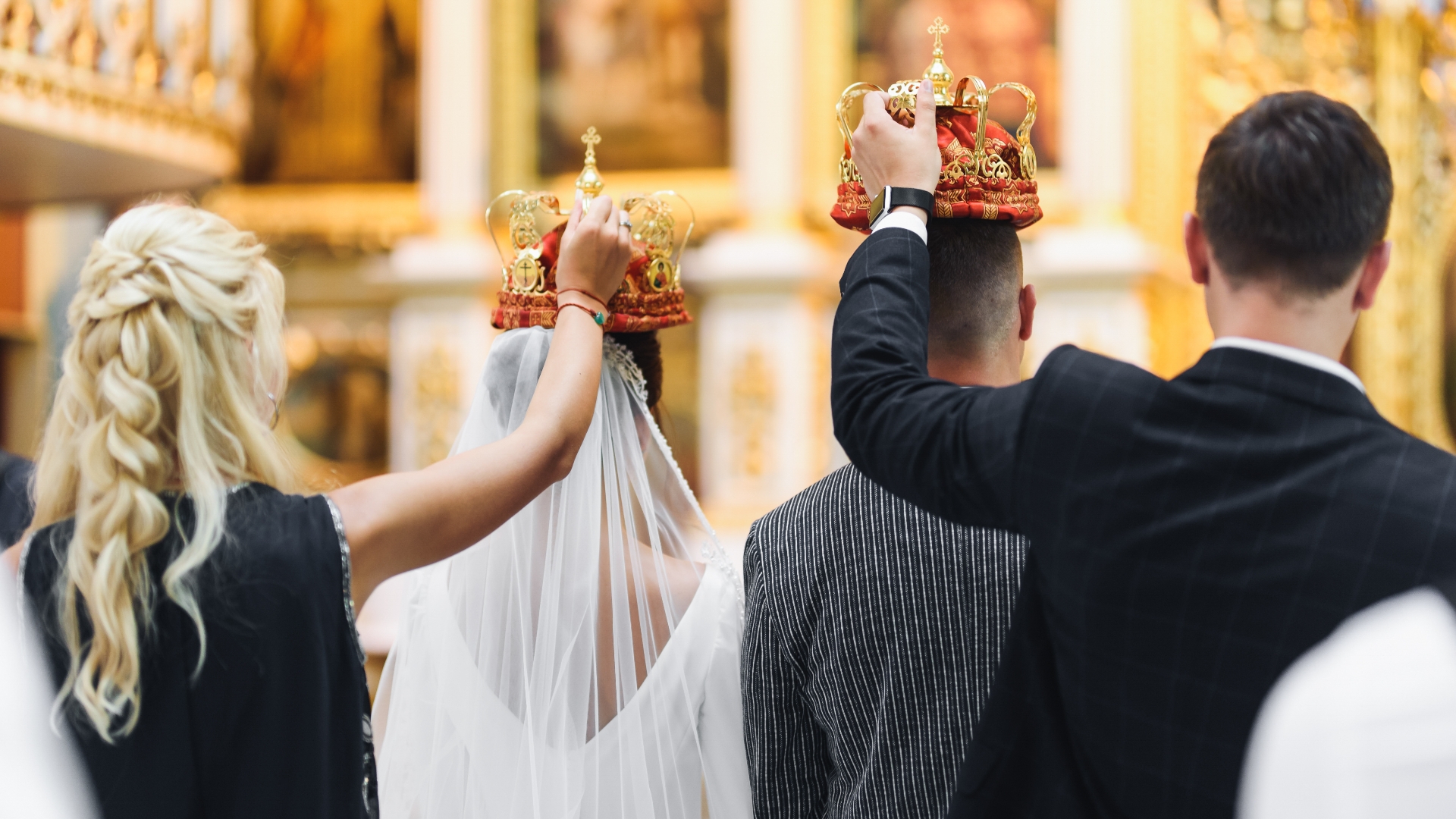 Nunta virală: 29 de perechi de nași! Ce spun preoții despre decizia controversată