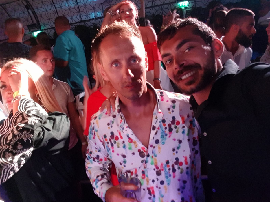 După ce s-a distrat în cele din urmă la Bamboo, milionarul frumos parfumat s-a decis să încerce să intre şi la Crazy Beach, dar şi de acolo a fost scos afară