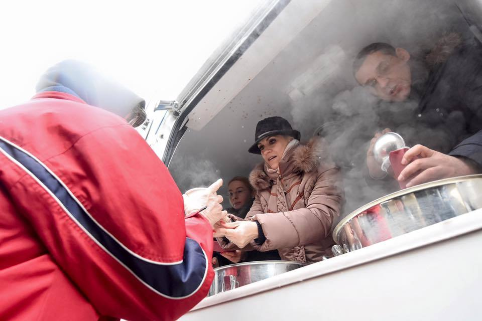 Oamenii străzii şi-au vândut pe băutură bocancii primiţi de la primarul Gabriela Firea!