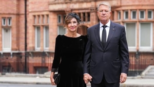 Cum s-au afișat Klaus Iohannis și soția sa, Carmen, la Slujba Paștelui Catolic. Ce au observat oamenii la ținuta Primei Doamne