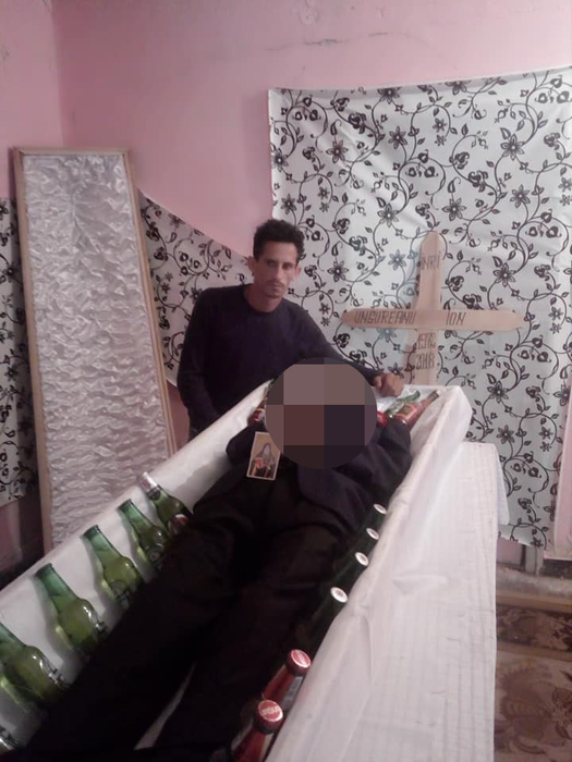 Live-ul de la priveghi care a îngrozit România! A umplut coșciugul cu bere si coniac, iar ce a urmat întrece orice imaginație! Atenție, imagini halucinante!
