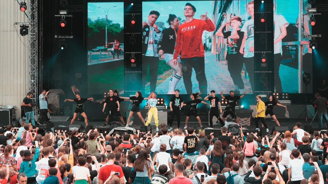 Tricoul SOS, vedetă în rândul fanilor 5GANG la concertul de la Arenele Romane!