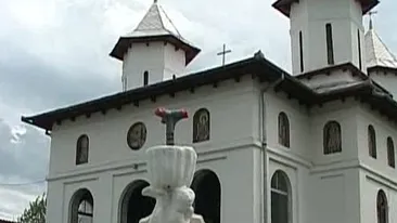 Caz incredibil la o biserica din Vrancea! Preotul satului este violent cu enoriasele: Mi-a dat cu crucea si cu Evanghelia in cap