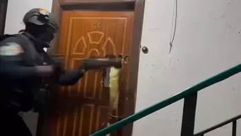 Intervenție dramatică în Sectorul 6! Mascații au escaladat un bloc pentru a salva o femeie