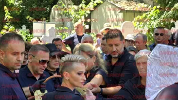 Gestul SFÂȘIETOR făcut de fiul lui Ion Cernea, înainte ca sicriul cu trupul neînsuflețit al tatălui său să fie băgat în groapă. Îți dau lacrimile!