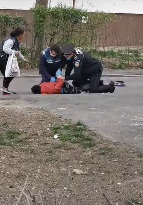 Un angajat al Primăriei Bacău a fost încătușat! Ce nereguli au descoperit polițiștii în declarația pe propria răspundere
