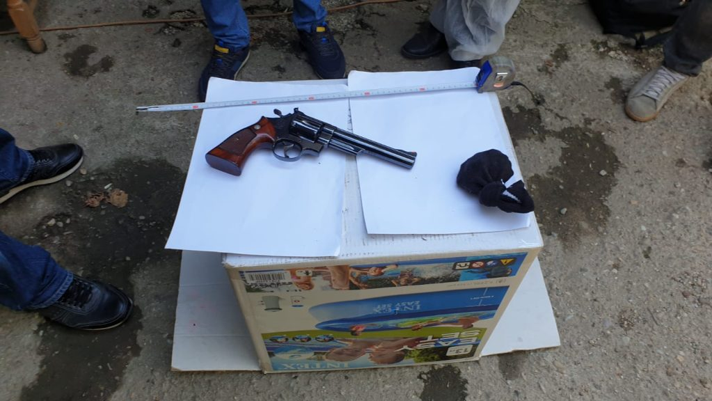 Pistolul cumpărat de pe internet