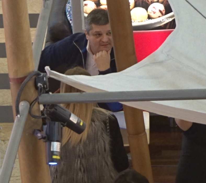 Radu Cristescu se relaxează alături de iubită, la mall