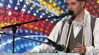 VIDEO El e omul-orchestra! Canta la dinti, la falci, la orga si la muzicuta! Mihai Petre s-a plictisit instantaneu!