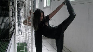 Madalina Ghenea, pozitii in care nu te asteptai sa o vezi! Uite cat e de flexibila!