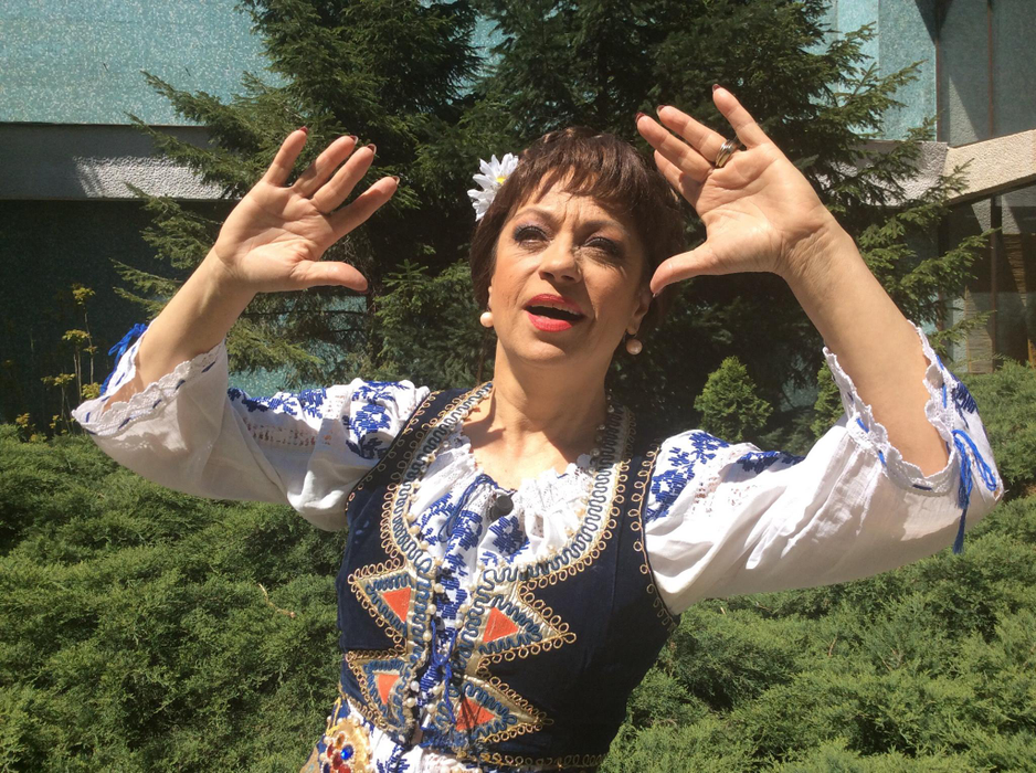 Adriana Trandafir, dans din buric în cel de-al șaptelea episod al serialului “Fructul oprit”