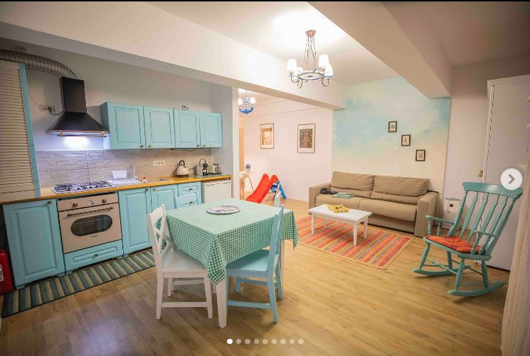 Cum arată apartamentul lui Cabral de la malul mării? Îl vinde complet mobilat şi utilat