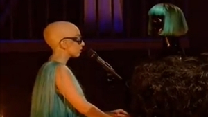VIDEO Lady Gaga a aparut cheala pe scena!