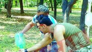 Si-a spalat cateaua in parc!