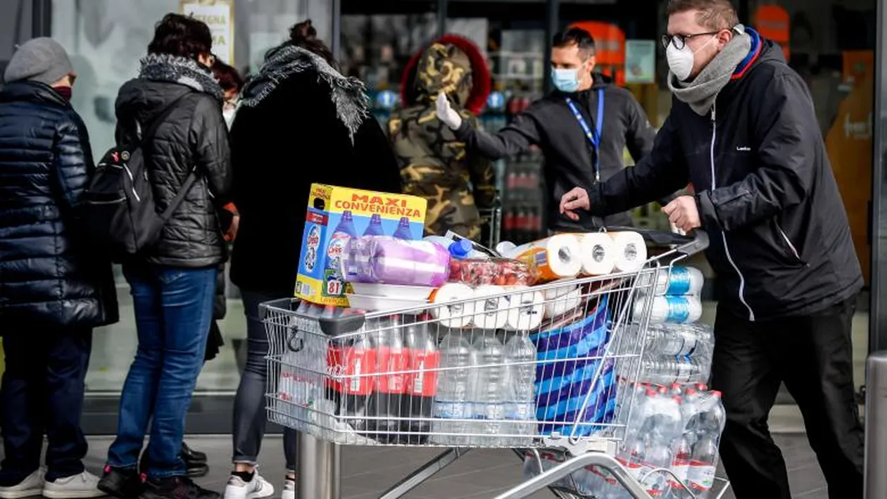 Tipic! Un român s-a plâns de cozile infernale de la supermarket, în timp ce și el stătea la rând