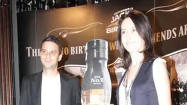 Au purtat acelasi model de incaltaminte la un eveniment! Corina si Amalia Nastase, indragostite de o pereche de pantofi