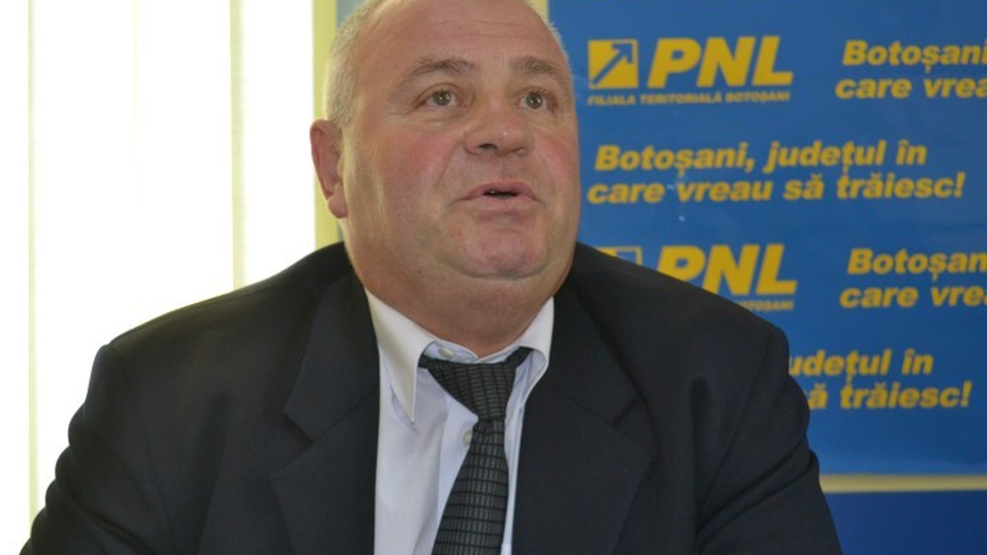 Un polician român s-a dezbrăcat în chiloţi, chiar în faţa Palatului Parlamentului! De ce a recurs la asta!