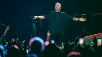 Eros Ramazzotti, operat la corzile vocale. Ce se întâmplă cu turneul mondial și când va reveni pe scenă