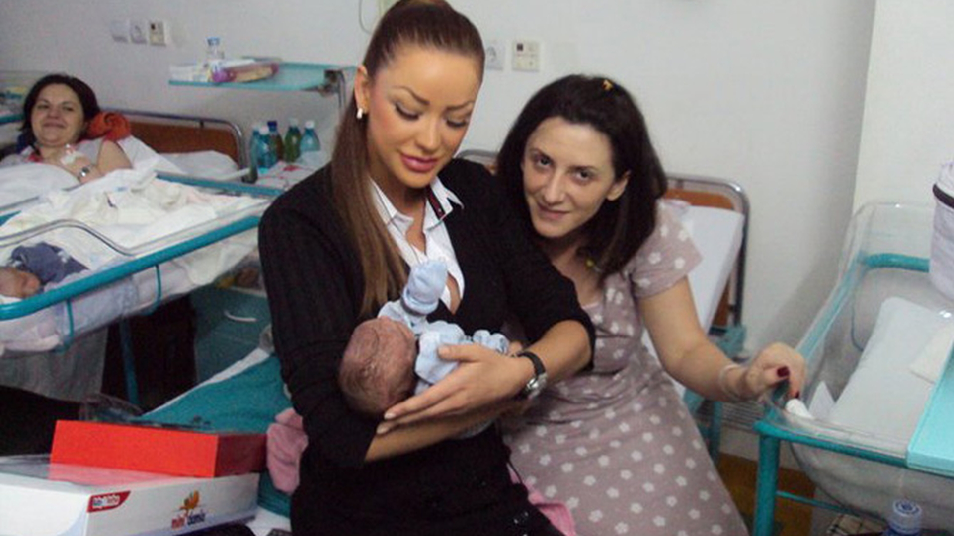 Bianca Dragusanu, asa cum nu ai mai vazut-o niciodata! Tine la piept un nou-nascut!