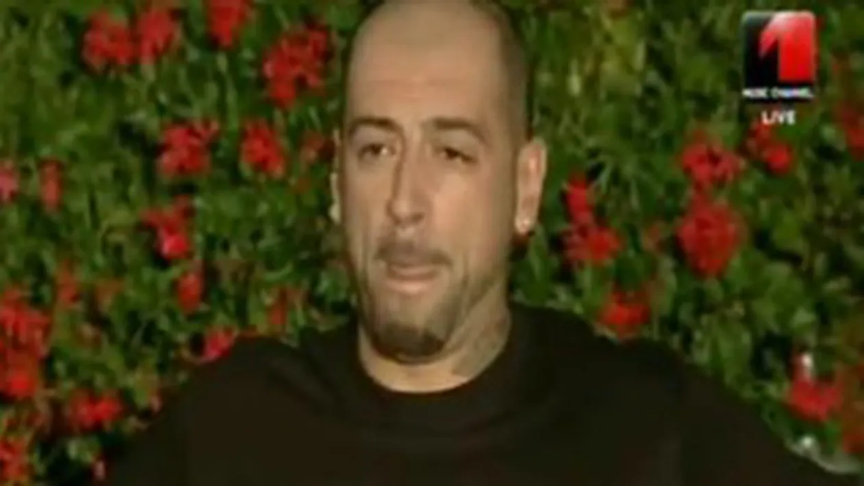 VIDEO CRBL s-a suparat pe cei care l-au criticat pe Facebook: Eu cum pot sa ma apar? Decat facand versuri! Vezi cum a improvizat pe scena RMA