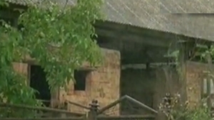 VIDEO O femeie si-a ingropat de viu copilul nou-nascut in gradina din spatele casei