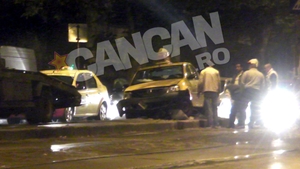 Graba strica treaba sau cum sa parchezi pe un refugiu! Un sofer de taxi a ramas cu masina blocata in mijlocul intersectiei