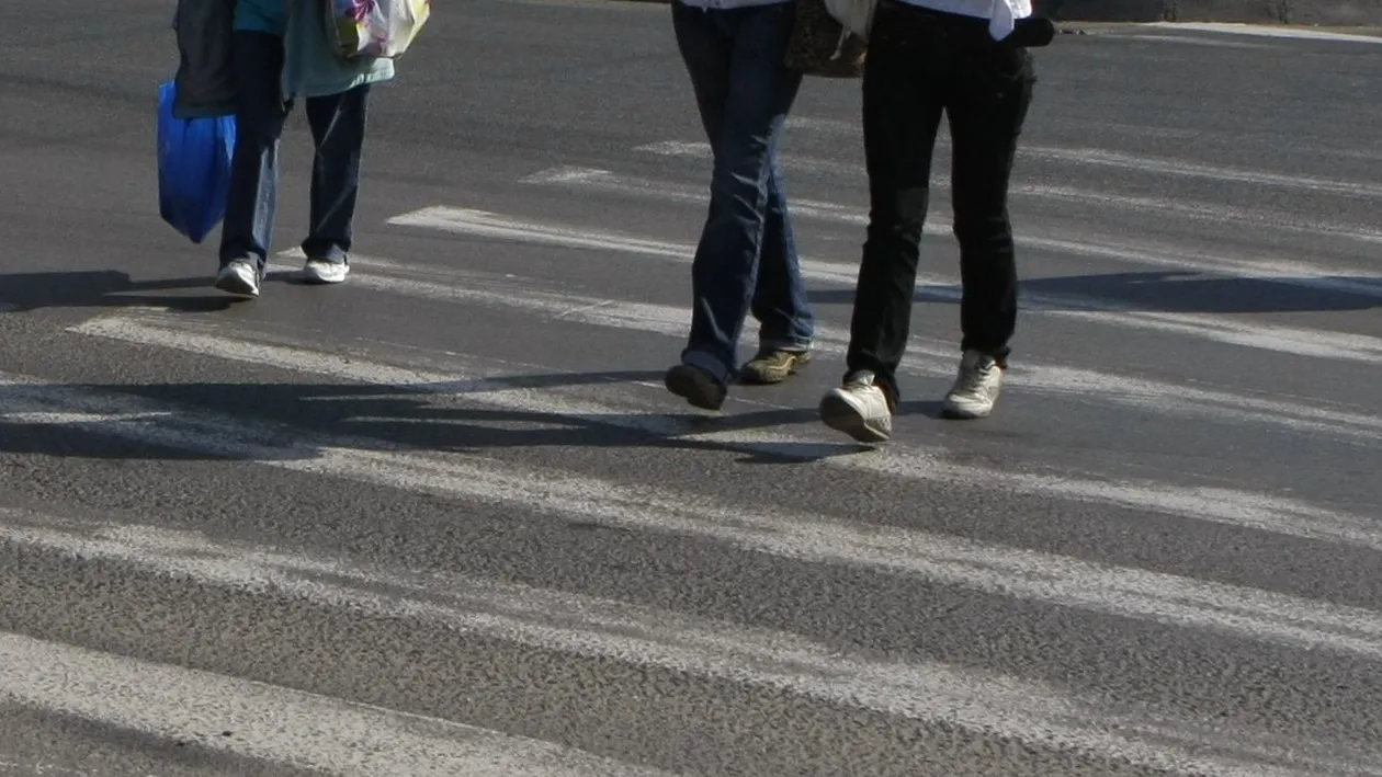 Accident în Capitală. O femeie a fost lovită pe trecerea de pietoni
