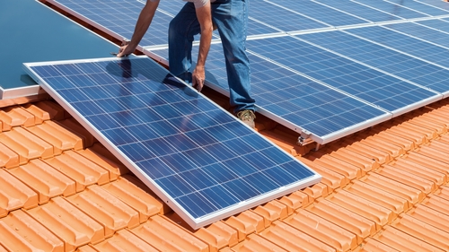 Românii cu panouri fotovoltaice pot primi bani de la stat. Sprijin de până la 15.000 de lei pentru baterii
