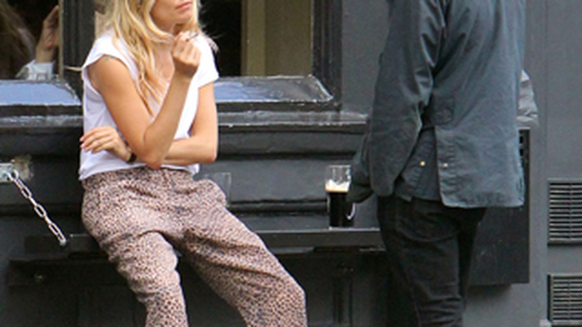 Sienna Miller si amorezul ei au baut si au barfit in strada