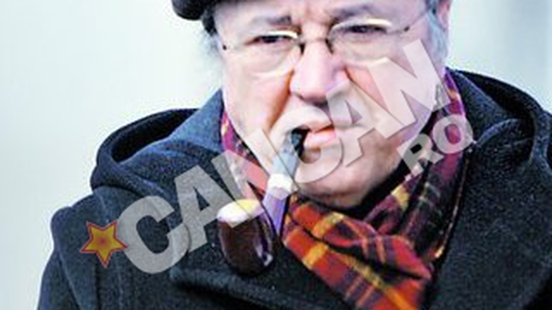 Au dat-o la pipa pacii pentru o plimbare de primavara. Cristoiu fumeaza pasiv, sotia il vrea mai activ