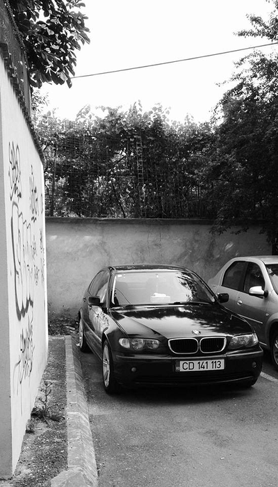 Studentul libian care şi-a ucis iubita, pisica şi pe vecinul de scară, pentru o ţigară, a continuat seria atacurilor violente şi în arestul central!