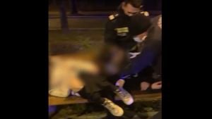 Doi tineri, descoperiți de jandarmi aproape înghețați pe o bancă, în București
