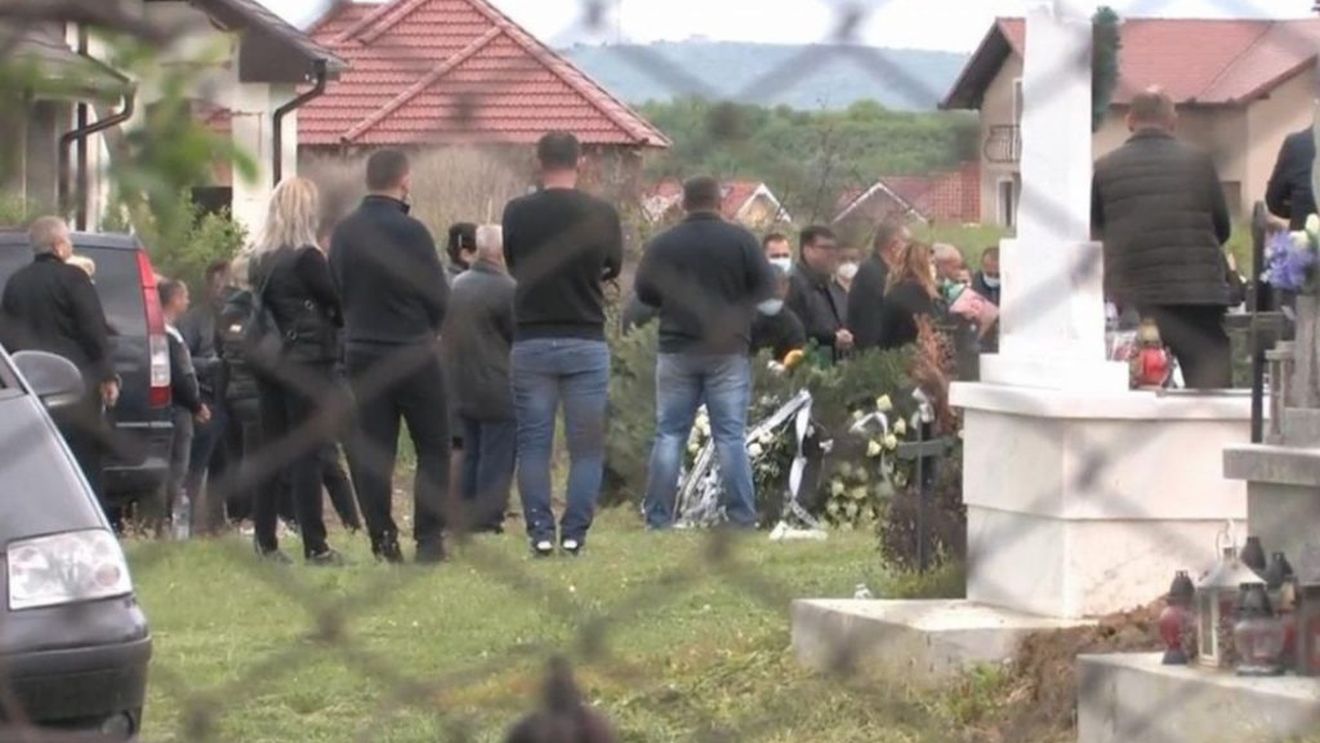 Înmormântare fără precedent în Bihor, pe timp de coronavirus! Zeci de persoane, între care magistrați! ”Ne-am închis în capelă!”