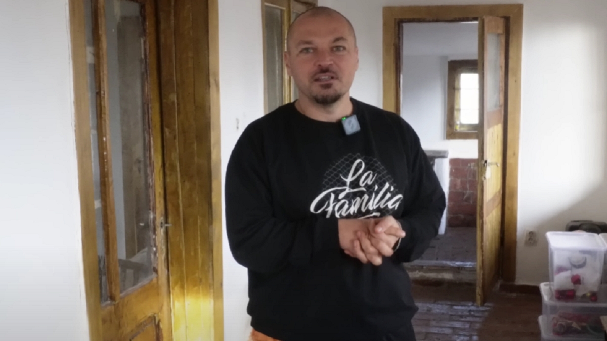 Cum arată casa lui Puya din Capitală. Juratul de la X Factor cumpără case vechi pe care le recondiționeză