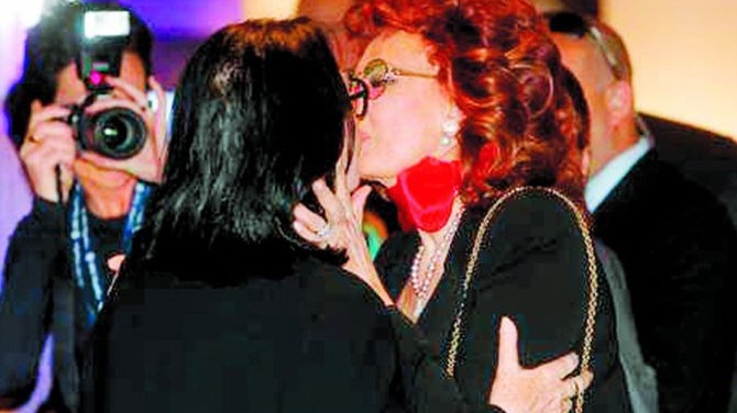 Sophia a sarutat-o pe gura pe Nana Mouskouri