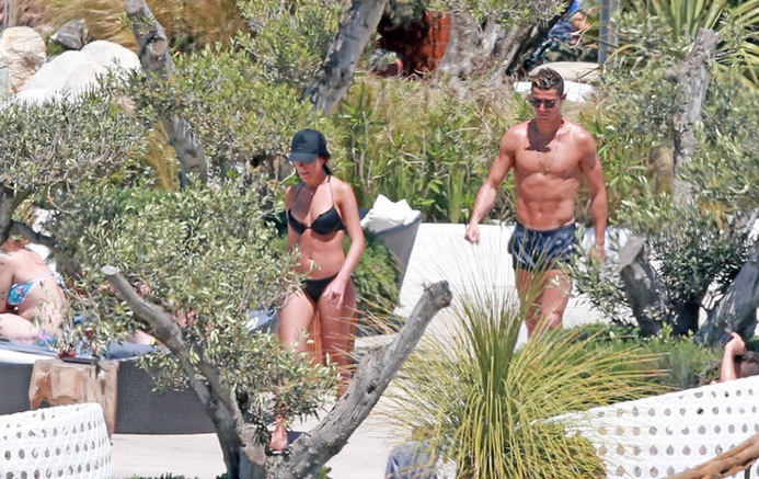 Imagini incendiare cu Cristiano Ronaldo şi prietena lui, modelul Georgina Rodriguez, la plajă