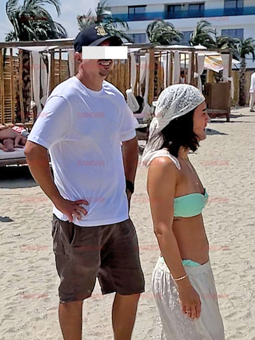 Alexia Eram cu un costum de baie turcoaz