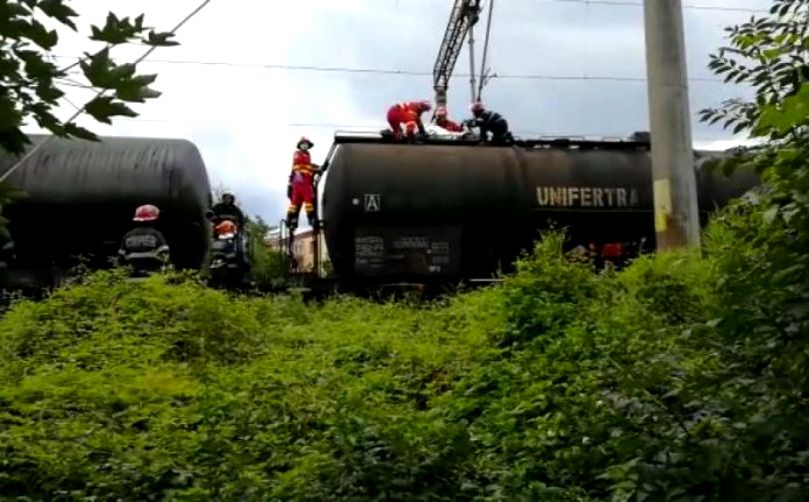 Un tânăr din Vrancea a murit electrocutat după ce urcat pe un vagon de marfă să-și facă un selfie