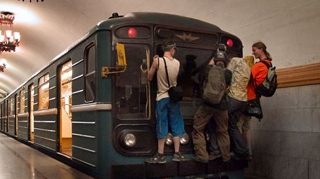 Sport extrem la Moscova: Merg agatati de vagoanele metroului
