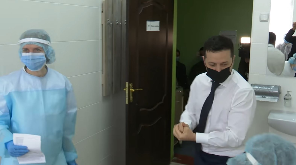 Președintele Ucrainei a dus “moda vaccinării” la un al nivel! Volodimir Zelenski s-a imunizat anti-COVID dezbrăcat la bustul gol | VIDEO